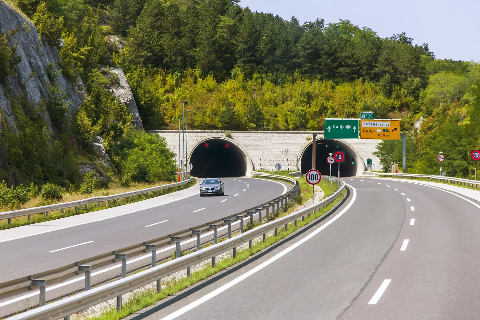 autostrada Słowenia auto drzewa tunel