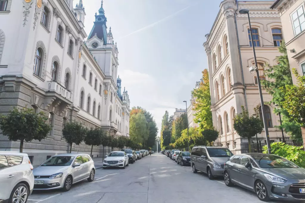 Lublana Słowenia auta ulica budynki