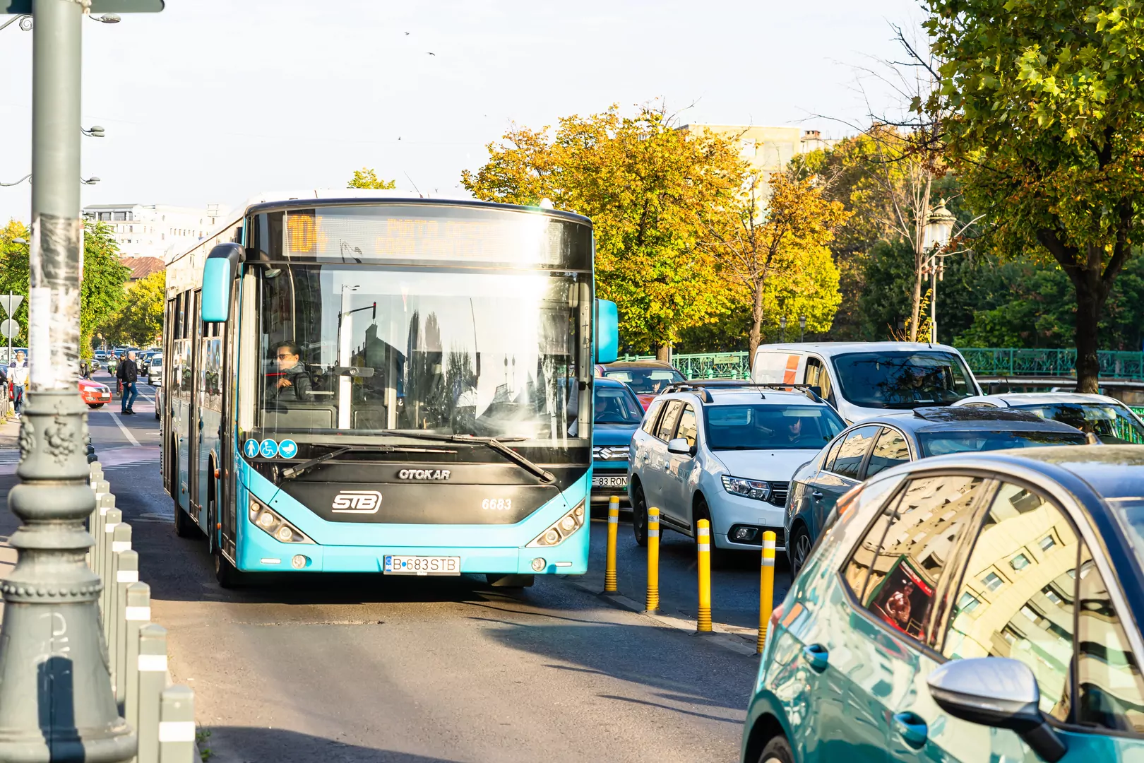 autobus Bukareszt ulica samochody