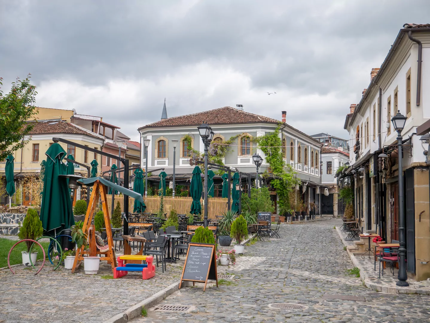 Korcza ulica z restauracjami 