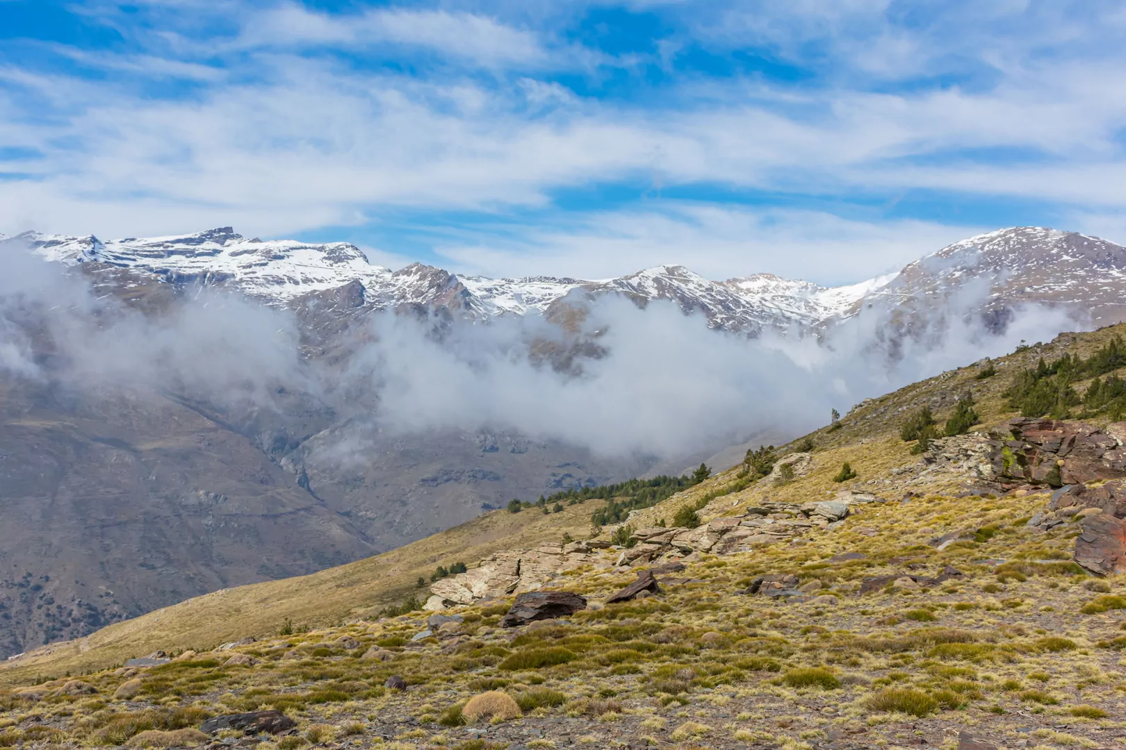 Widok na dwa szczyty Sierra Nevada, Mulhacen i Veleta