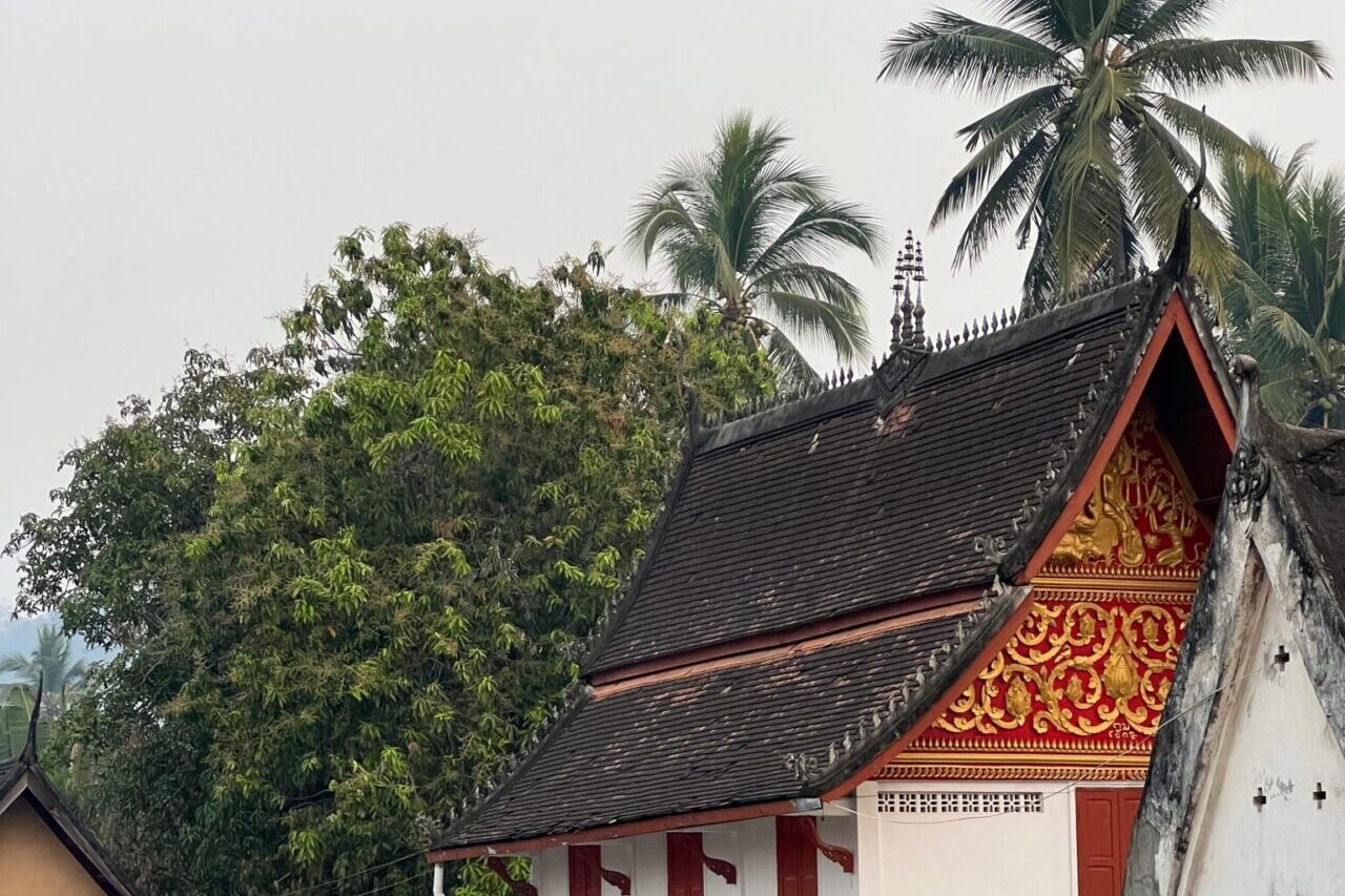 Laos Luang Prabang świątynia mnisi