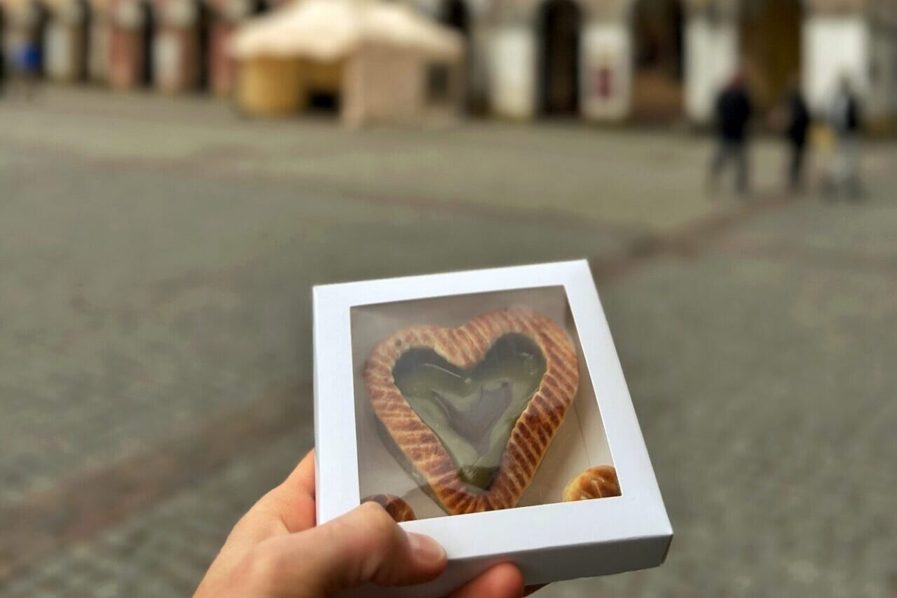 Olsztyn Stare Miasto marcepan w pudełku kamienice