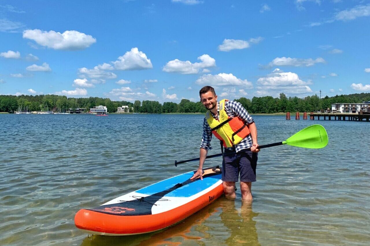 Olsztyn jezioro Ukiel chłopak deska sup