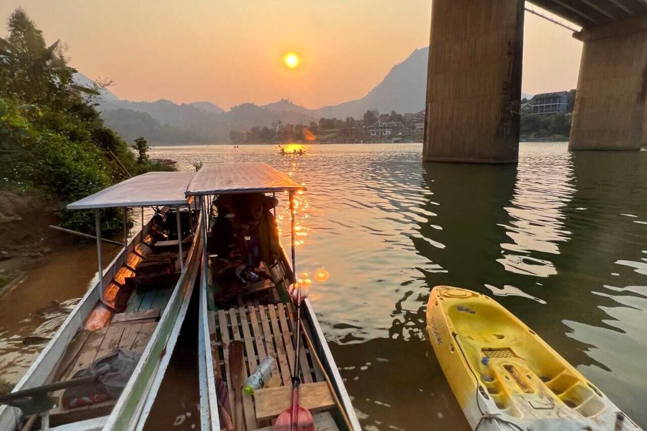 Laos Nong Khiaw kajaki most zachód słońca