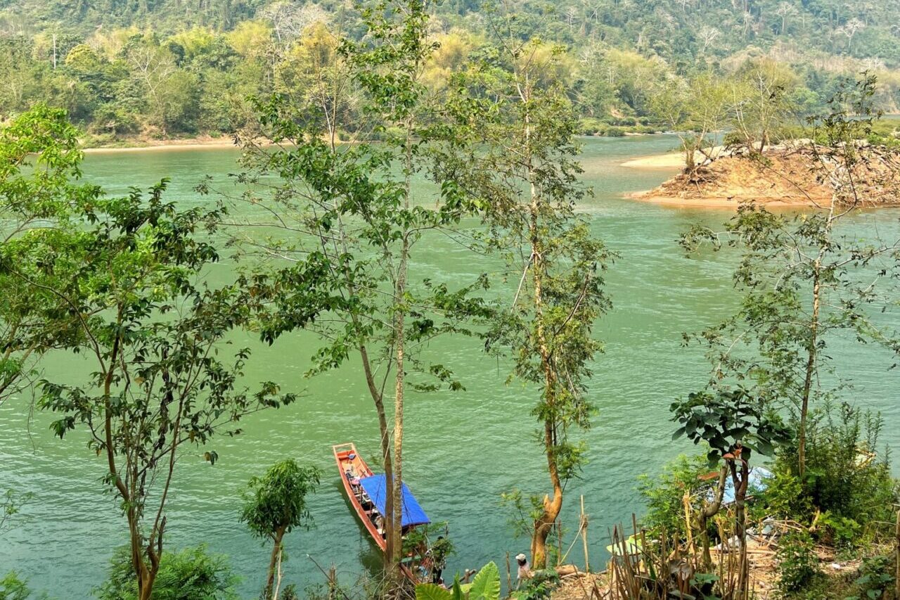 Laos Nong Khiaw rzeka łódka góry