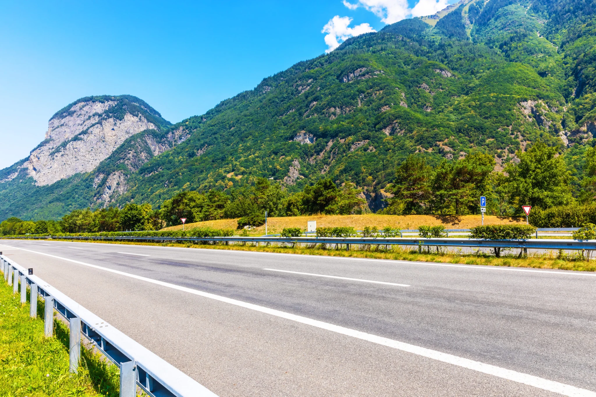 Widok latem malownicze pusta autostrada Alp, Szwajcaria
