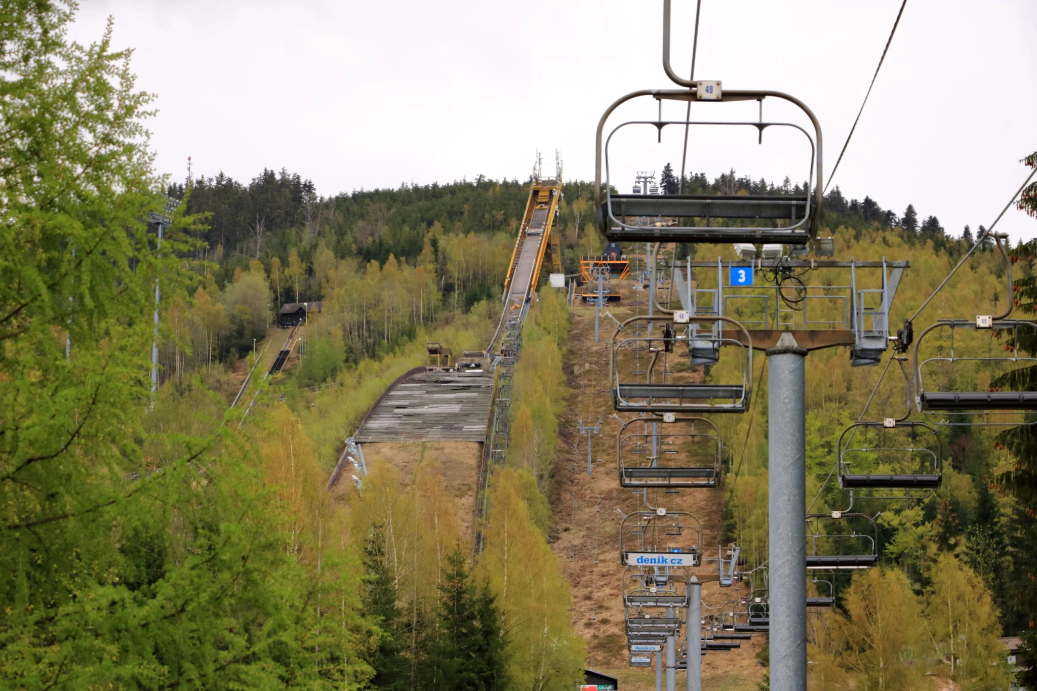 Widok na skocznia narciarska Harrachov latem