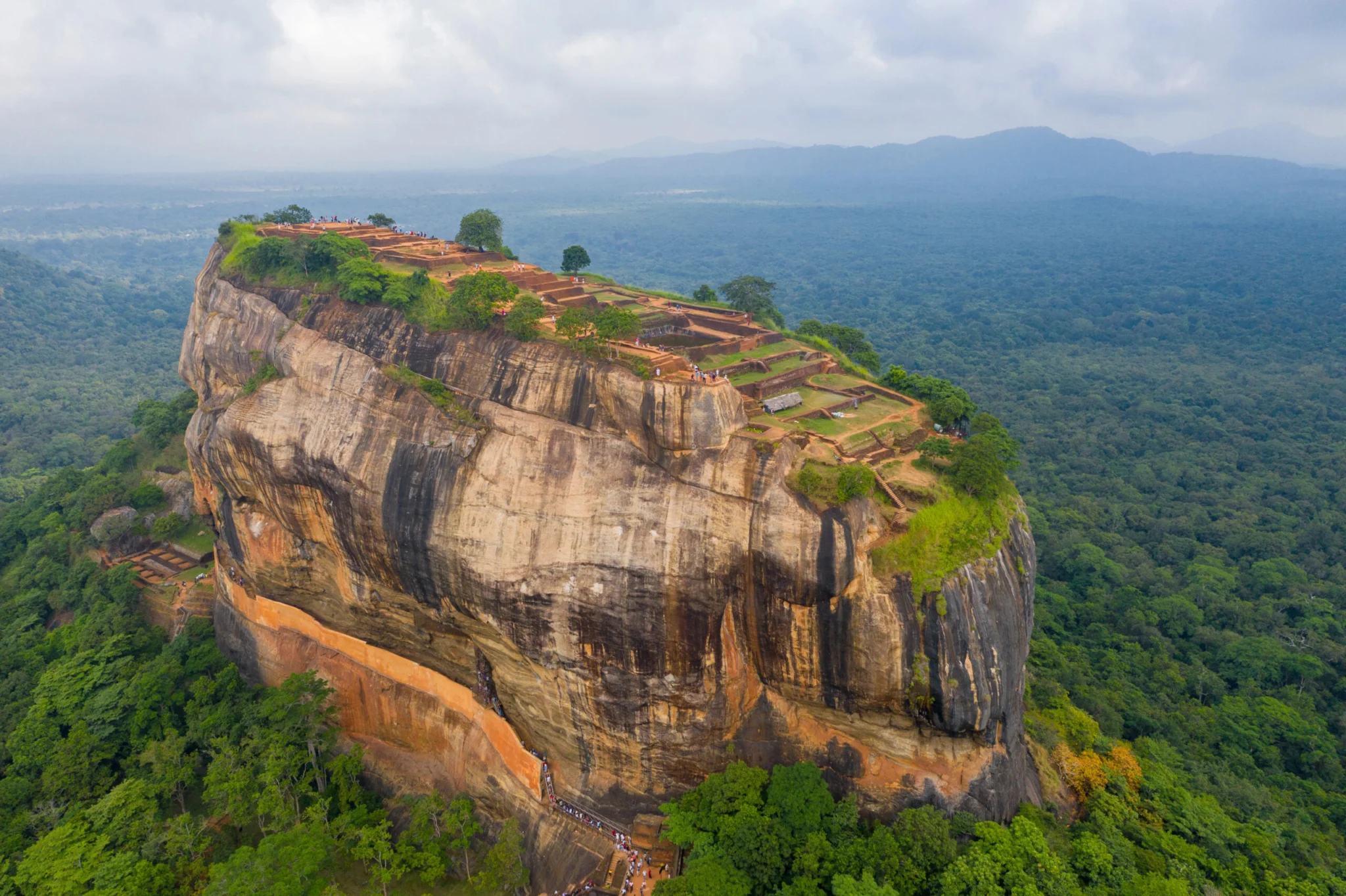 Widok z góry Sigiriya wśród gęstego lasu na wyspie Sri Lanka