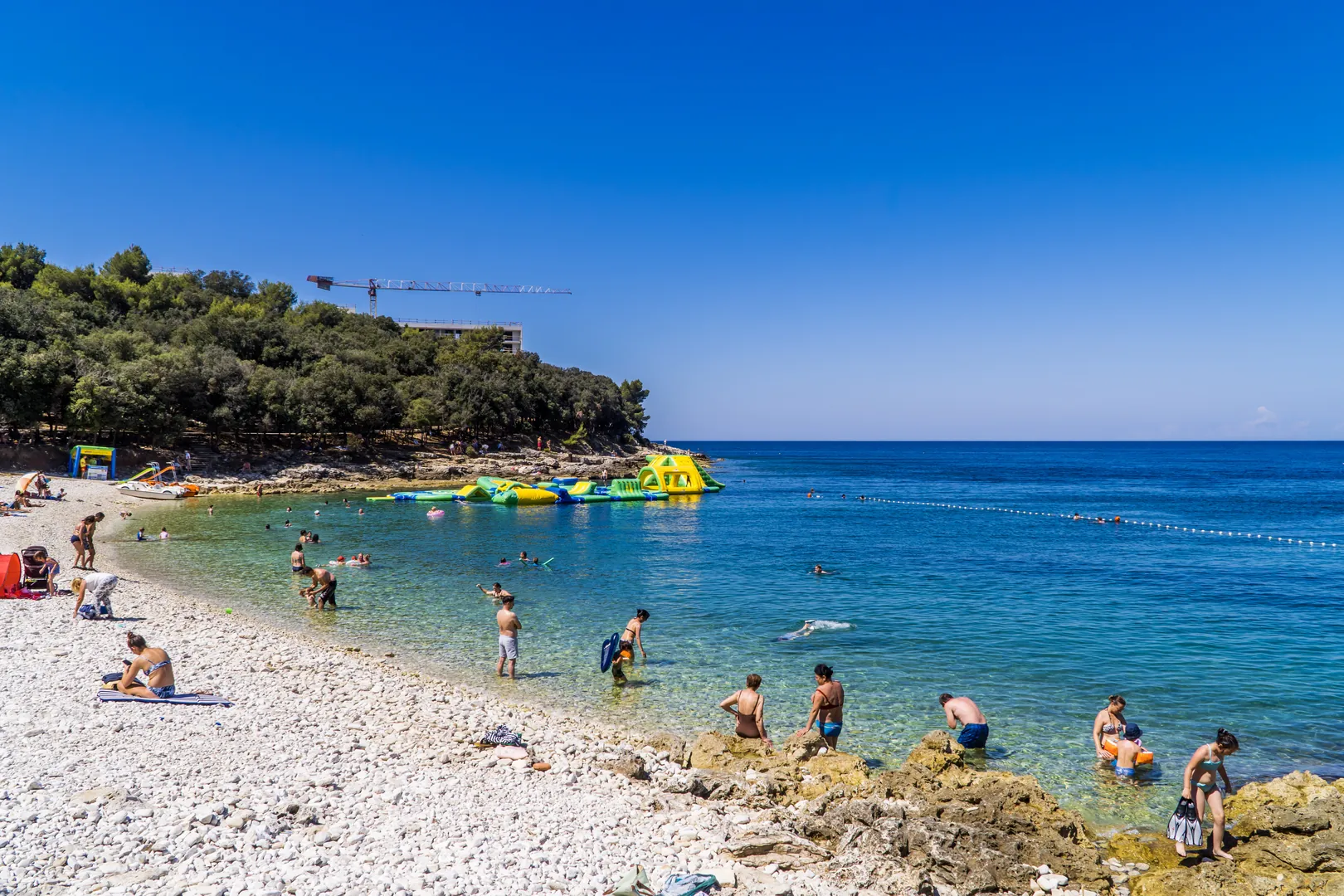 Pula, Istria, Chorwacja ludzie na plaży Ambrela