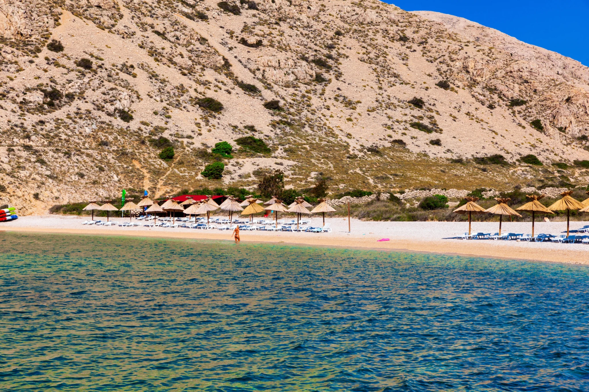 Widok na piękną plażę Oprna w zatoce adriatyckiej wyspy Krk Chorwacja