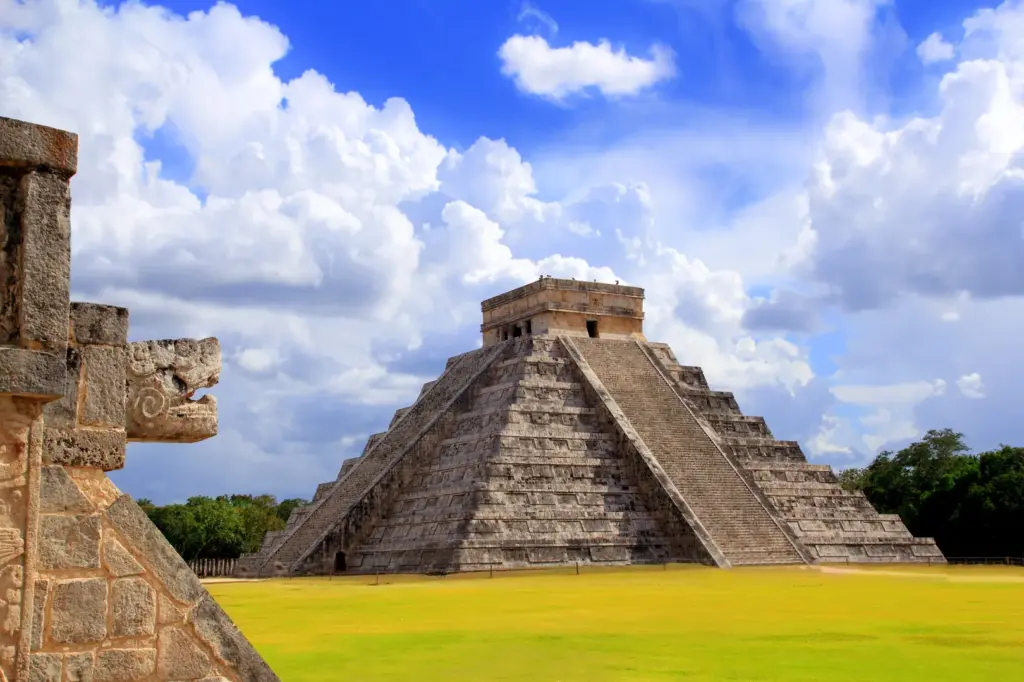 Wąż i kukulkan Piramida Majów Chichen itza Meksyk
