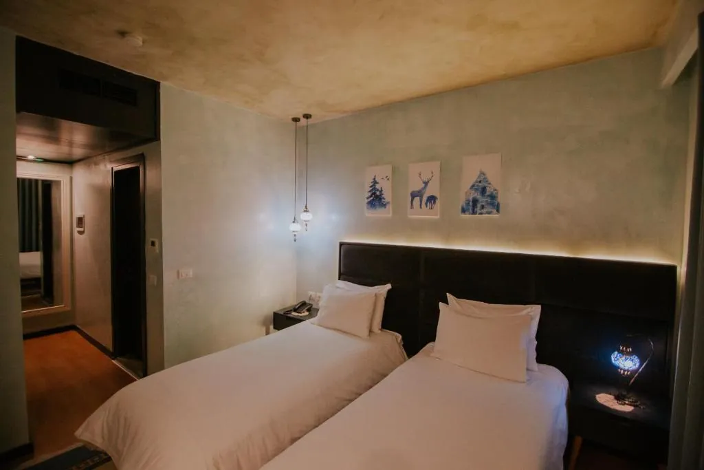 Dim's Hotel & Restaurant