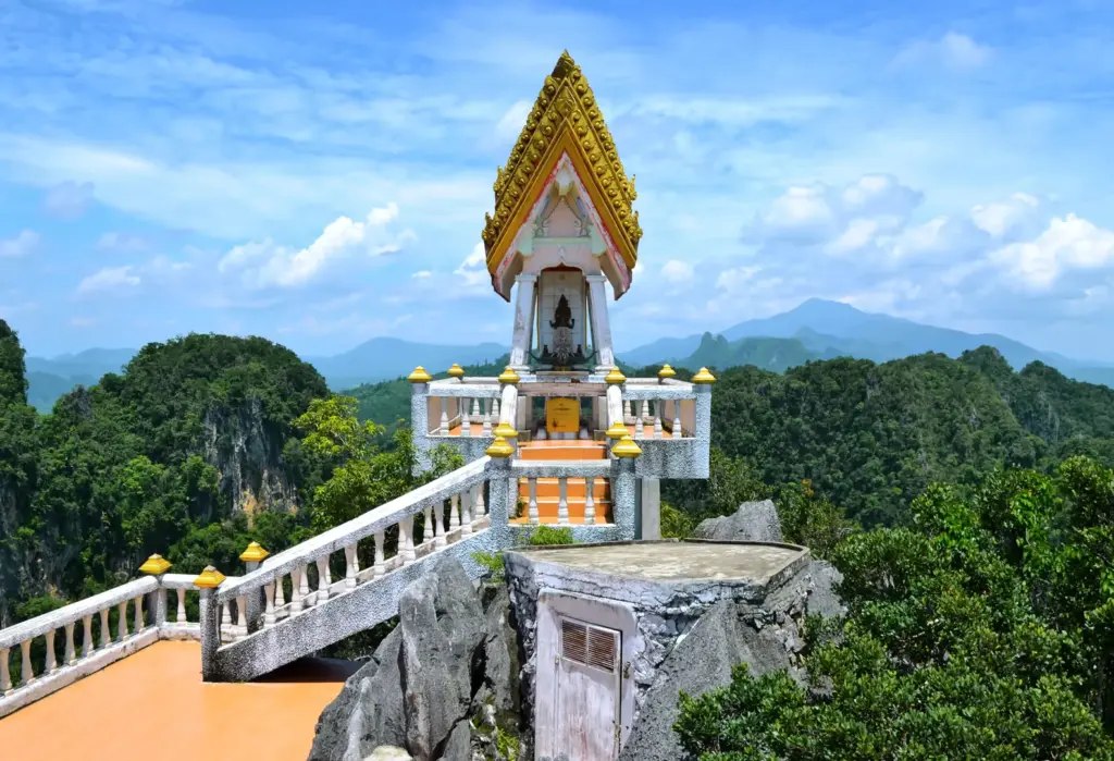 W górnej części Wat Tham Suea