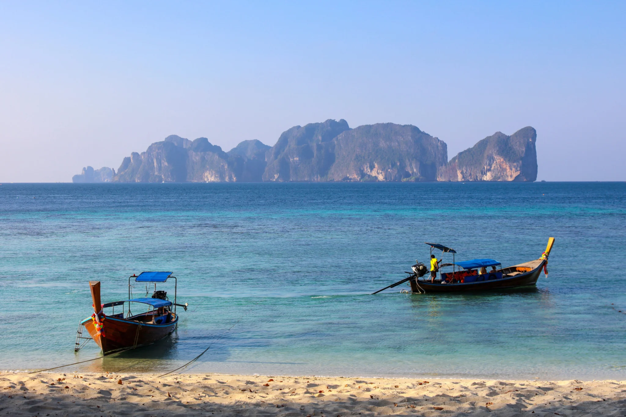 Długi ogon łodzi na plaży z Ko Phi Phi Don, Wyspy Phi Phi, Tajlandia