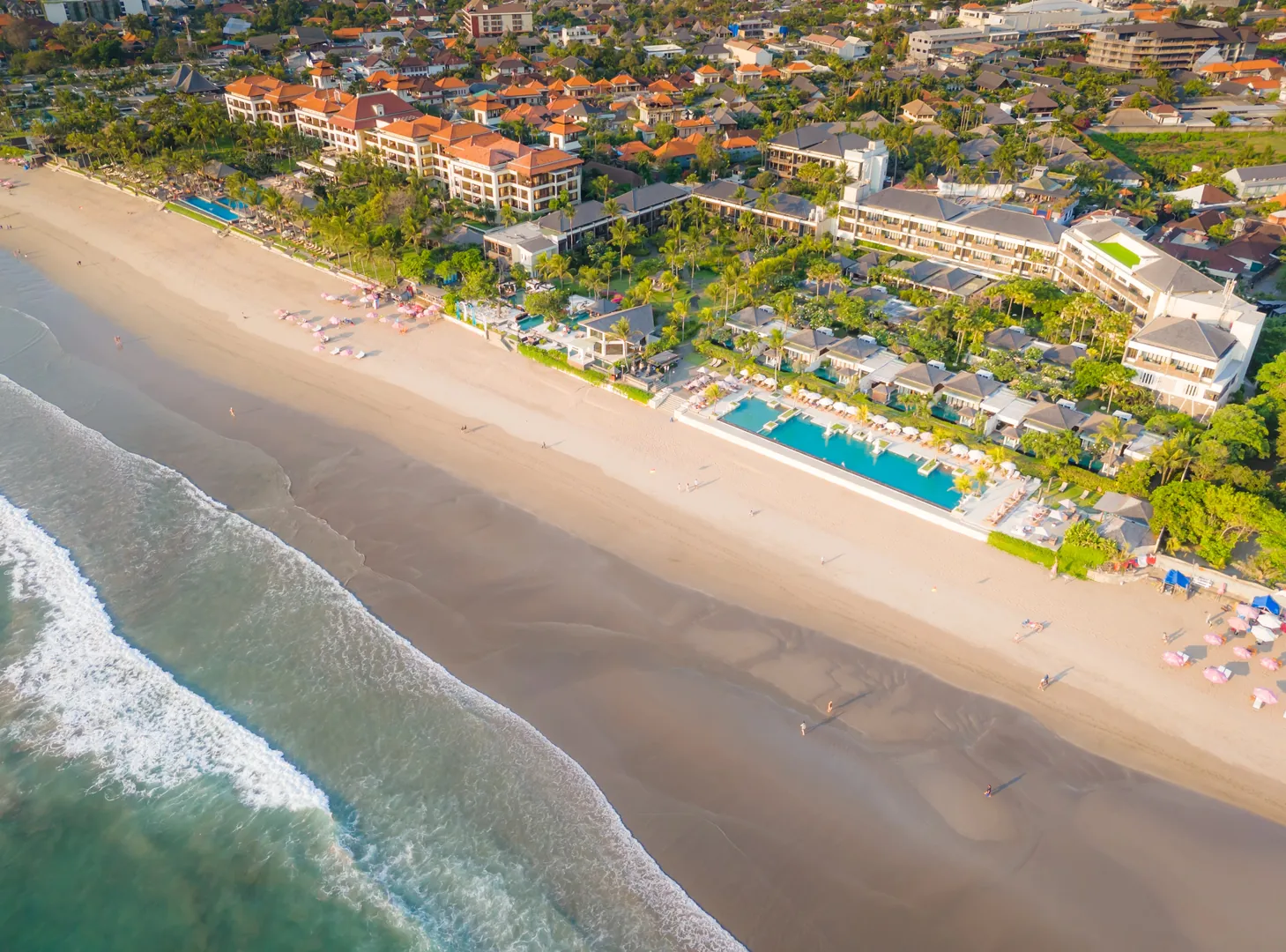 Widok z lotu ptaka na wybrzeże plaży Seminyak