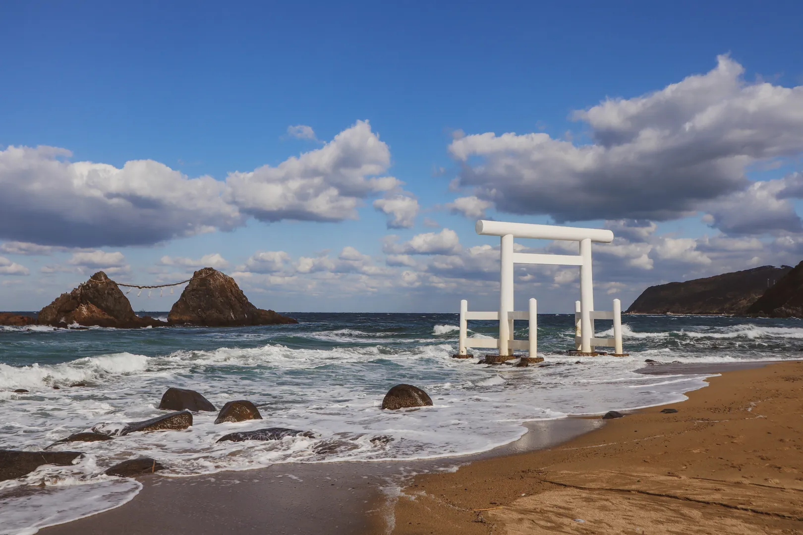 Biała Brama Torii Stojąca w morzu w Futamigaura, Itoshima, Japonia