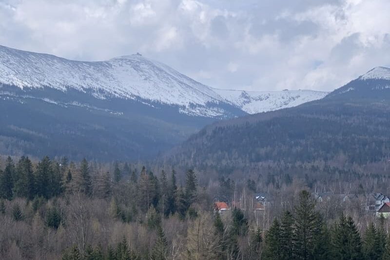 Karpacz atrakcje Szlaki blisko miasta Krucze Skały Atrakcje dla dzieci w Karpaczu Karkonosze punkty widokowe Panorama Krajobraz Widok na Śnieżkę