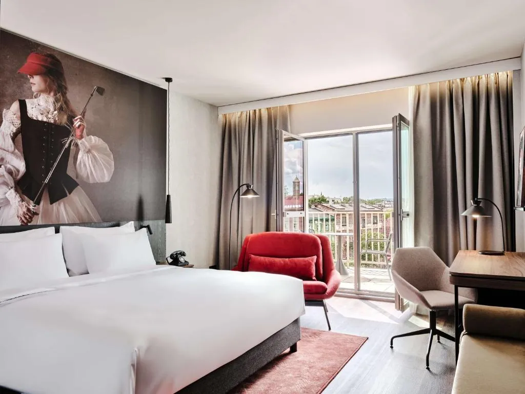 Radisson RED Hotel & Radisson RED 