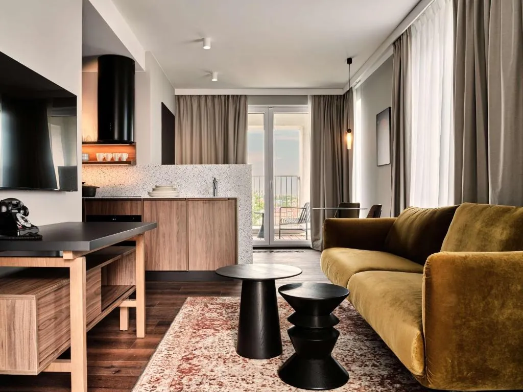 Radisson RED Hotel & Radisson RED 
