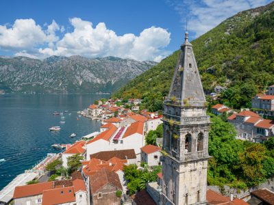 Czarnogóra Zatoka Kotorska Perast wieża kościoła panorama z drona