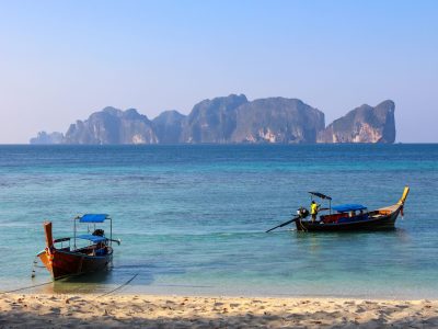 Długi ogon łodzi na plaży z Ko Phi Phi Don, Wyspy Phi Phi, Tajlandia