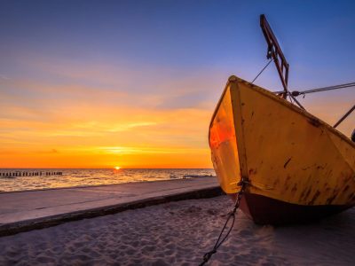 Niechorze plaża kuter zachód słońca