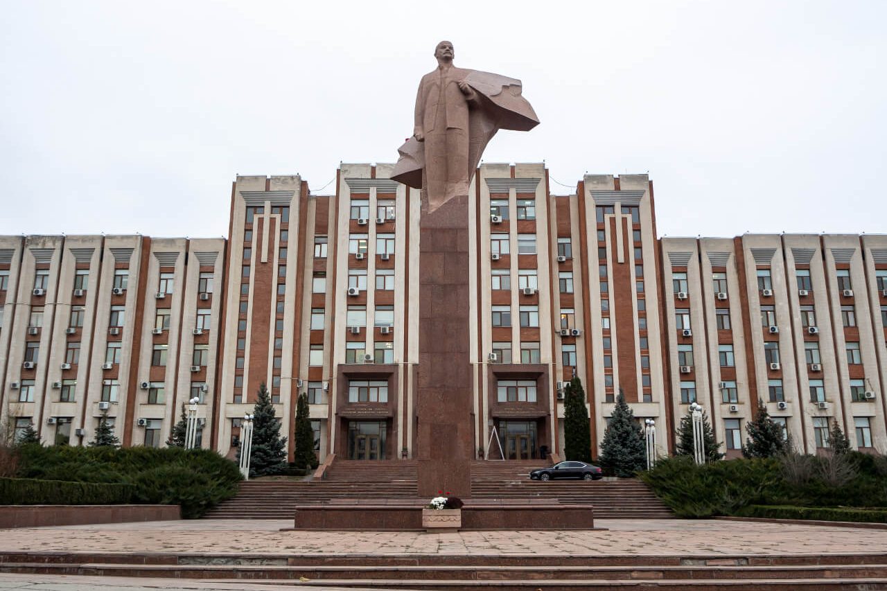 Gmach Rady Narodowej Naddniestrzańskiej Republiki Mołdawskiej z pomnikiem Lenina