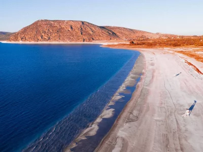 Jezioro Salda plaża góry woda budki ratownicze